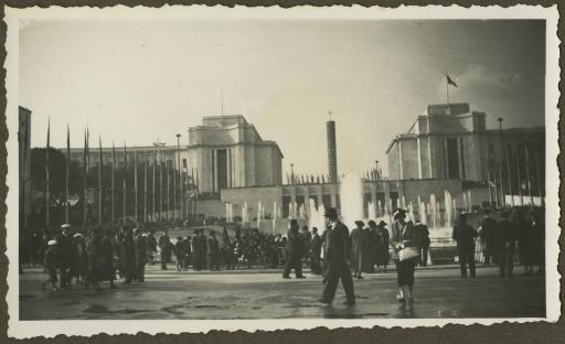 L'Exposition internationale de 1937 à Paris : le palais de Chaillot et les différents pavillons et monuments (vues 1-19), l'église Saint-Germain l'Auxerrois (vue 20), les animaux du zoo de Vincennes (vues 21-28).